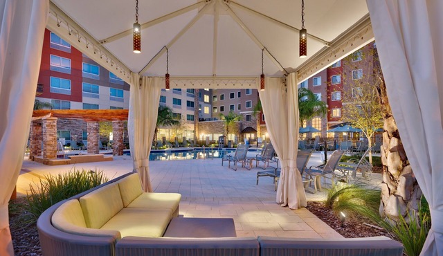 Close to U of Florida. Free Breakfast. Outdoor Pool & Hot Tub. Great for Groups!