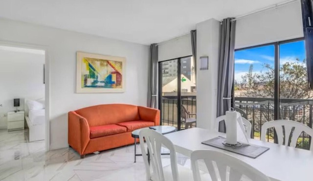 CLOSE TO UNIVERSAL and International drive, 2 bedroom king suite with parking