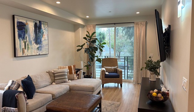 Close to Universal Studios Family friendly Townhouse!