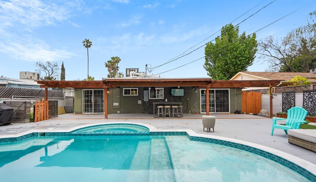 Close to Universal w Pool Parking + Gated Dog Ok