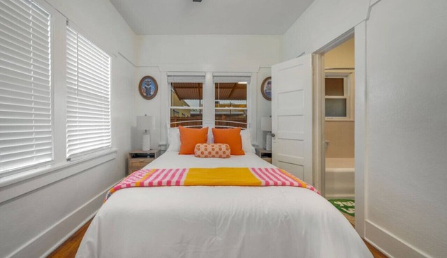 Close to UofA/1 BR 1 BA/Unique/Patio & Porch
