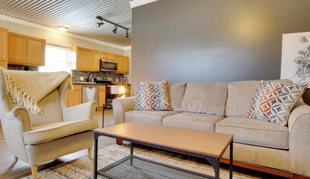 Close to Uptown & Hospital: Greenwood Studio