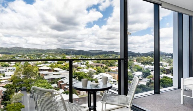 Close to UQ + Carpark, Modern 1BR Apt w/Views