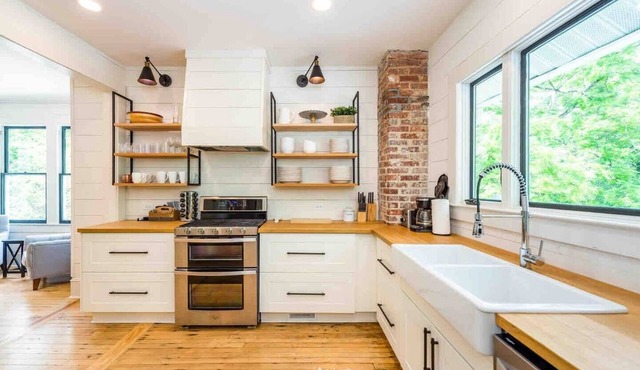 Close to vineyards, hiking and fine dining! Sleeps 14!