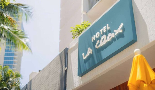 Close to Waikiki Beach + Infinity Pool. Sauna. Bar