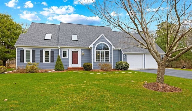 Close to Wequaquet Lake, beautiful and spacious cottage