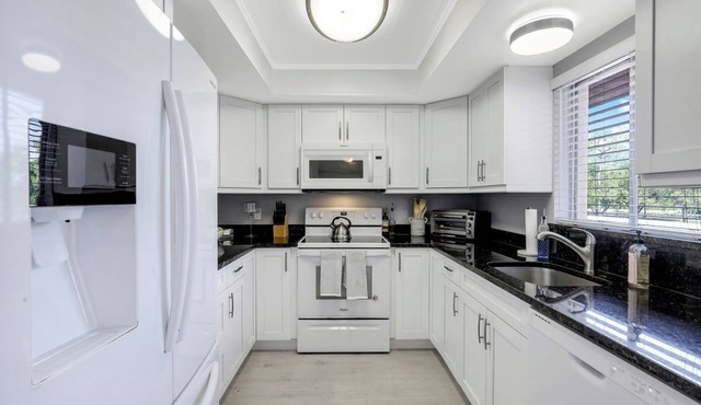 Close to world class beaches!n3.5 mi to 5th Ave restaurants & shopping.