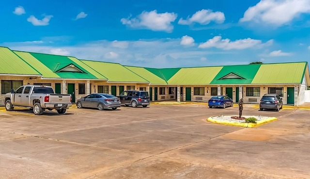 Close to Yoakum Bulldog Stadium! FREE Parking and Breakfast, Onsite Pool!