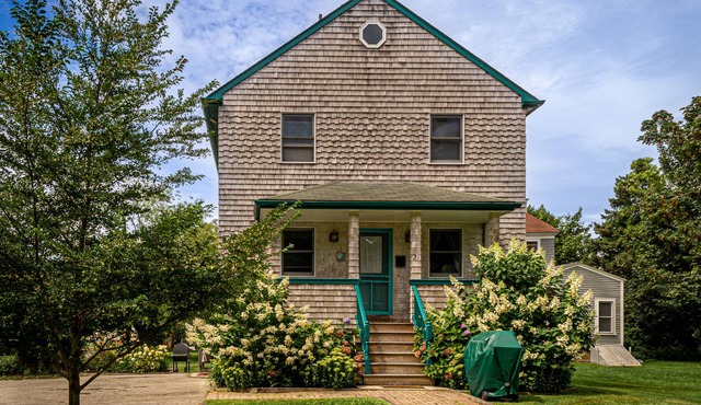 Close Walk to Beach, Cliff Walk, w/Parking, 5 Bedroom, 3 Bath, Well-Maintained