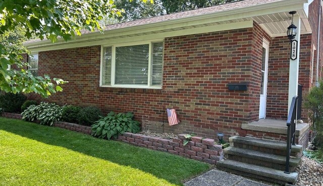 Close Walk to Downtown, Minutes from Harbourtown & Events