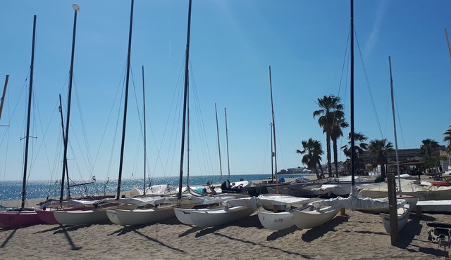 Closed to the beach and center town cozy apartment UKTV