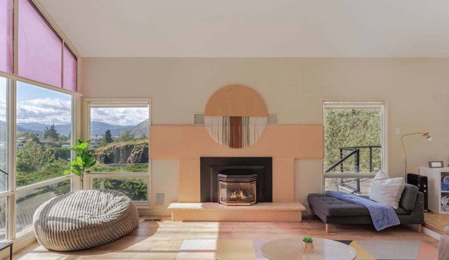 Closest home to Mosier Falls with mountain & river views, hot tub, & game room