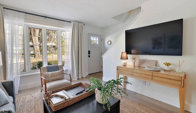 Closest Stay to Downtown Mt Dora - Renovated - Walk Everywhere - 5-Star Reviews