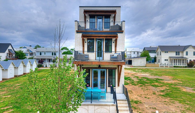 Closest to Swim Beach & Pop-Up Shops | Sleeps 12 | Lake View | 3 Balconies!