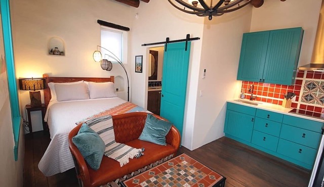 Closson Studio- Stylish | Near Plaza | Queen bed