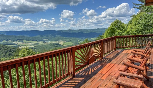 Cloud 9-Log Cabin, Stunning View, Luxury Hot Tub, Gas Fire Pit, 30 min to Boone