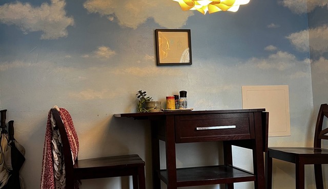 Cloud House, cozy, convenient, w/muraled workspace/breakfast nook