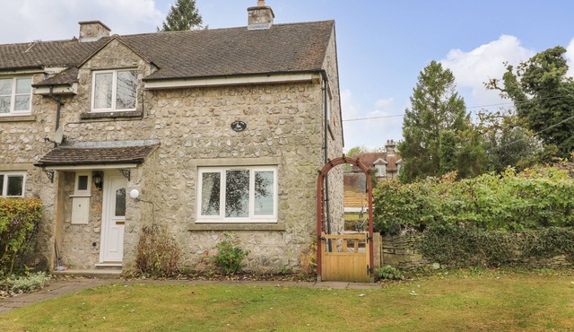 CLOUD VIEW COTTAGE, pet friendly, with a garden in Ashbourne