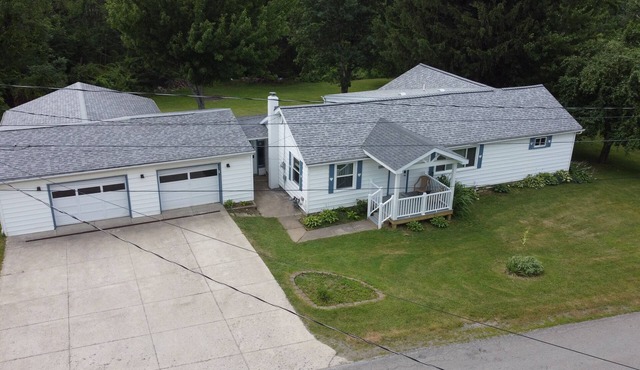 "Cloud Vine" 4-bedroom home in Erie County's North East, PA! Easy access to all!