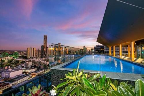 Cloud9 City VIEW large resort apartment,LUXURY resort living & Epic sunset