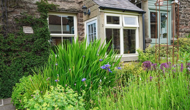 CLOUDBERRY COTTAGE, family friendly, with open fire in Birchover