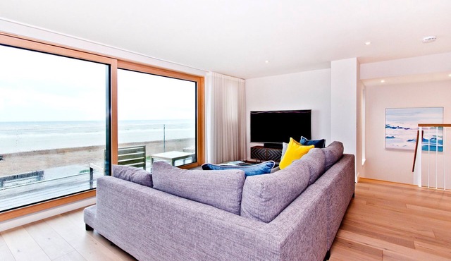 Cloudbreak - a beachfront property that sleeps 6 guests in 3 bedrooms