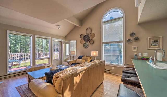 Cloudcroft Townhome w/Deck - 1 Mi to Burro Ave!
