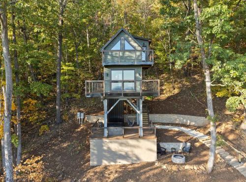 CloudPointe Retreat Treehouse