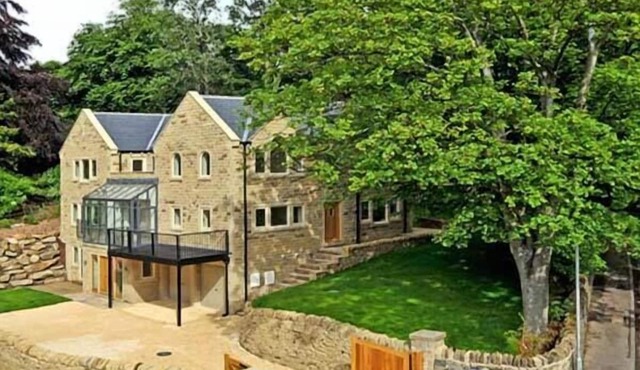 CLOUDS HILL, family friendly, luxury holiday cottage in Almondbury