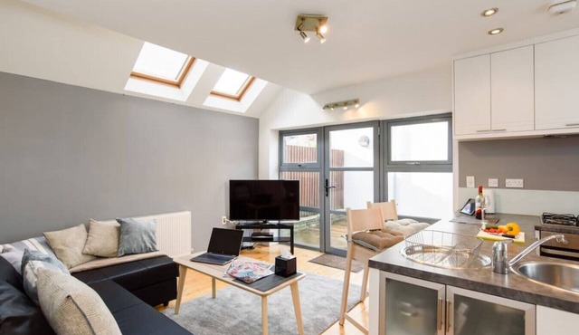 Cloudstream Joy - Relax in the City | 2 Bed Duplex House w/Hot Tub