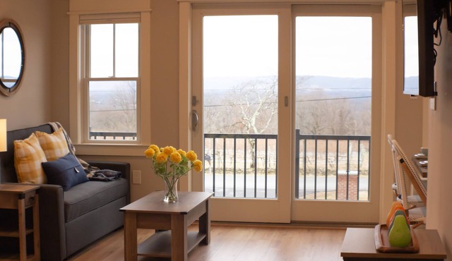 CloudView Cottage - Carriage House Apartment