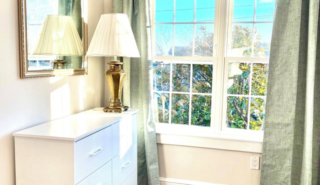 Clover Cottage - 6BR 4Bath Getaway in Old Town