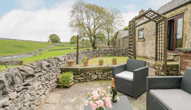 CLOVER COTTAGE AT PIKEHALL, pet friendly, with a garden in Winster