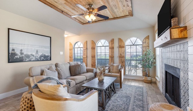 Clover Cottage- Charming Mediterranean Cottage in the heart of DFW