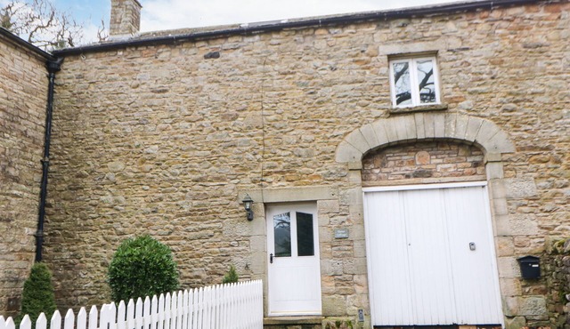 CLOVER COTTAGE, pet friendly, with open fire in Kirkby Stephen