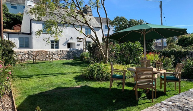CLOVER COTTAGE, pet friendly, character holiday cottage in Hooe
