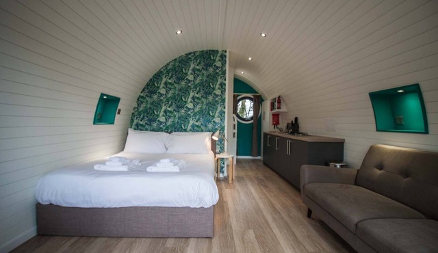 Clover Family Glamping Pod | sleeps 4 - Gold Award winning