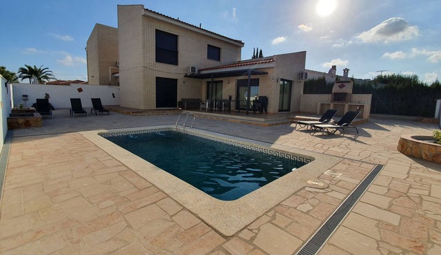 CLOVER HOUSE. Nice villa with private pool