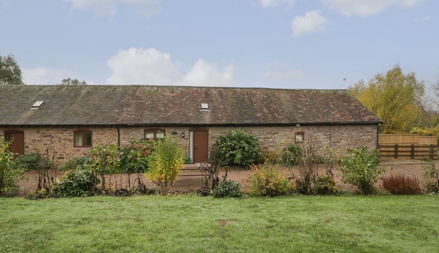 CLOVER PATCH COTTAGE, pet friendly, with a garden in Bromyard