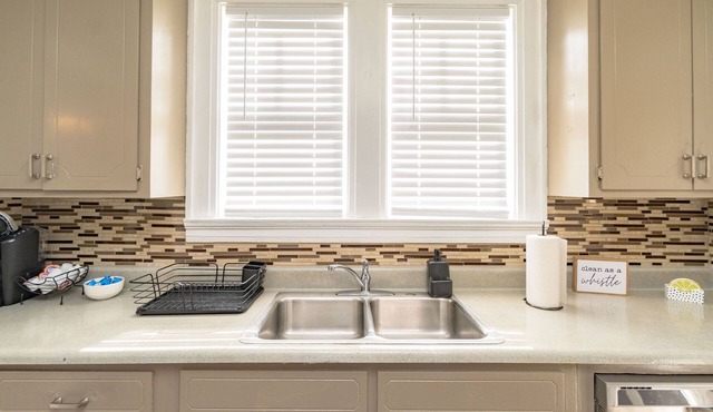 Cloverdale Large Group Duplex 6BR Sleeps 14