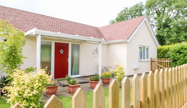 CLOVERMEAD COTTAGE, pet friendly, with a garden in Findern