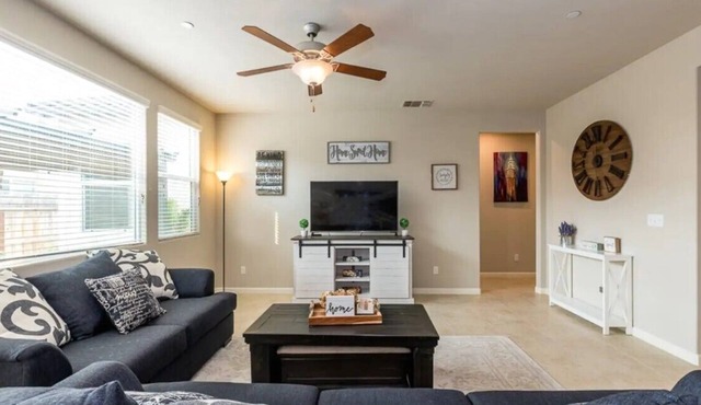Clovis House, Sleeps 10, Hammock, Covered Patio, Game Table