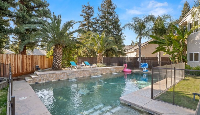 Clovis Pool Retreat ~Private Pool~5BR~Sleeps 12