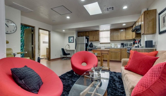 [CLR 18]Sunny Midtown 10 Window One bedroom Apartment, In the Hipster epicenter of OKC.
