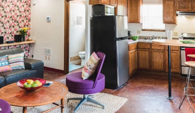 [CLR 19]Midtown-Trendy Garage studio , in a century-old apartment building