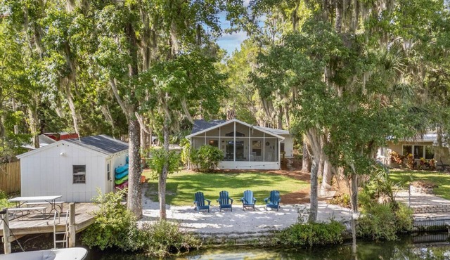 Club Fet House - Moments from the Springs
