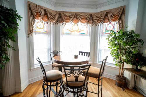 Club Salon Sleeps 10-20 Free Parking & TV