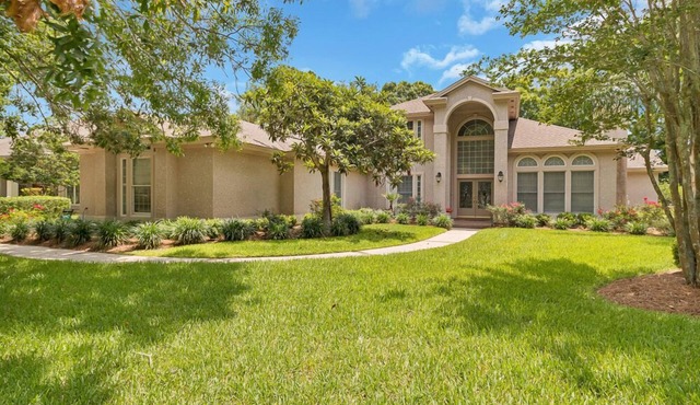 Club Views - Pet-friendly 5BR w/pool & BBQ patio