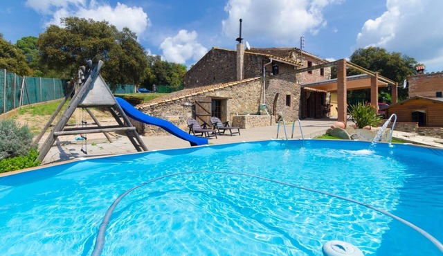 Club Villamar - Experience a tranquil Spanish retreat at a serene villa with forest views, spacio.