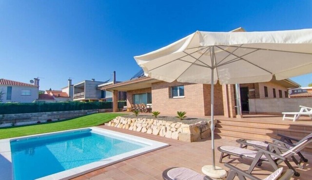 Club Villamar - Modern holiday villa with private pool, located in the center of the city and wit.